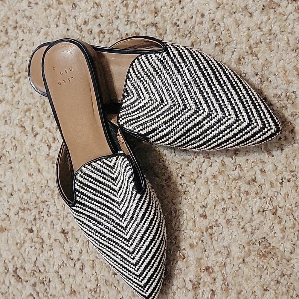 a •new day black/cream mules